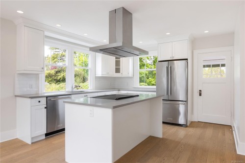 2052 Carrick St, Oak Bay, BC 