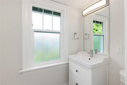 2052 Carrick St, Oak Bay, BC 