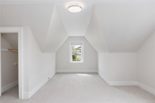 2052 Carrick St, Oak Bay, BC 