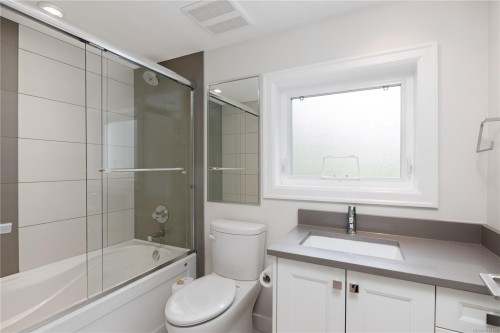2052 Carrick St, Oak Bay, BC 