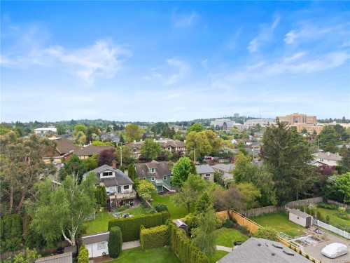 2052 Carrick St, Oak Bay, BC 