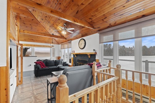 Salon - 614 Ch. Du Tour-Du-Lac, Lac-Simon, QC - Indoor With Fireplace