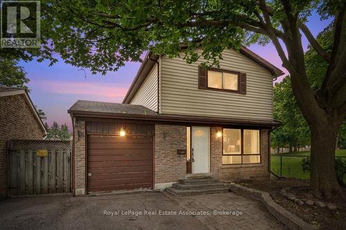 19 HARRISON COURT  Whitby, ON L1N 6E2