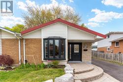 UPPER - 143 VOLTARIE CRESCENT  Mississauga, ON L5A 2A5