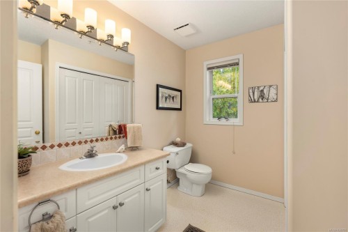 3255 Folkestone Dr, Nanaimo, BC 