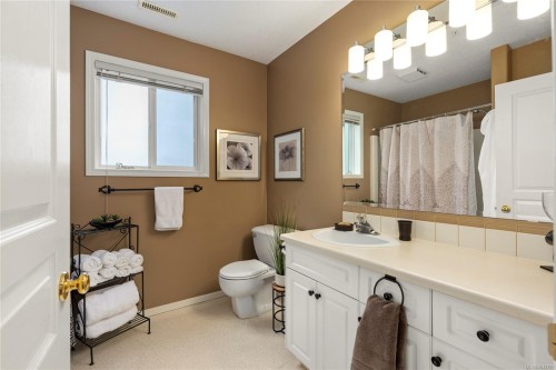 3255 Folkestone Dr, Nanaimo, BC 