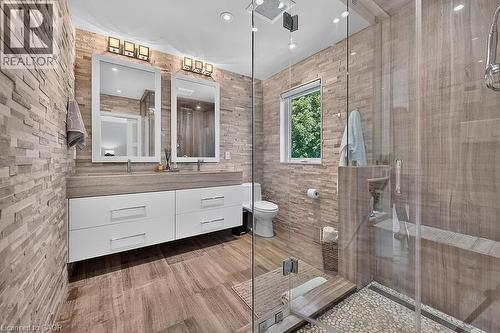 26 Freeland Court, Hamilton, ON - Indoor Photo Showing Bathroom