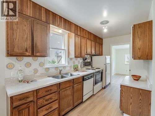 720 Third Street, Nelson, BC - Indoor Photo Showing Kitchen With Double Sink