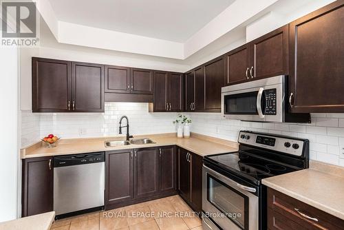 Large kitchen with subway tile backsplash - 22 - 45 Seabreeze Crescent, Hamilton, ON 