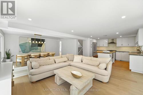 1273 Queen Victoria Avenue, Mississauga, ON - Indoor Photo Showing Living Room
