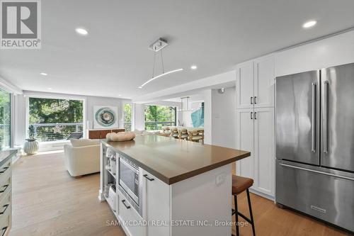 1273 Queen Victoria Avenue, Mississauga, ON - Indoor Photo Showing Kitchen
