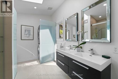 1273 Queen Victoria Avenue, Mississauga, ON - Indoor Photo Showing Bathroom