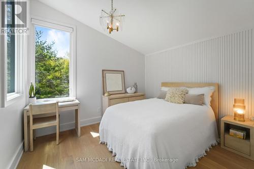 1273 Queen Victoria Avenue, Mississauga, ON - Indoor Photo Showing Bedroom
