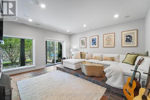 1273 Queen Victoria Avenue, Mississauga, ON - Indoor Photo Showing Living Room