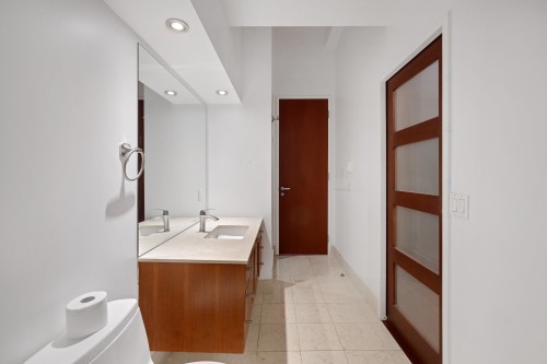 Salle de bains attenante à la CCP - 507-64 Rue St-Paul O., Montréal (Ville-Marie), QC 