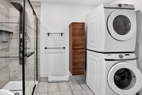 Bathroom - 11018 Boul. Ste-Gertrude, Montréal (Montréal-Nord), QC - Indoor Photo Showing Laundry Room
