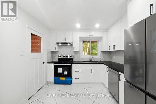 4002 Brandon Gate Drive, Mississauga, ON - Indoor Photo Showing Kitchen
