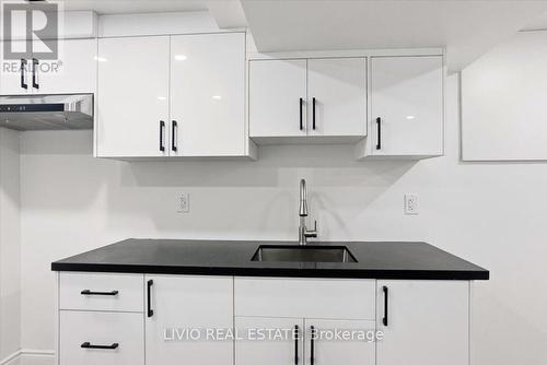 4002 Brandon Gate Drive, Mississauga, ON - Indoor Photo Showing Kitchen