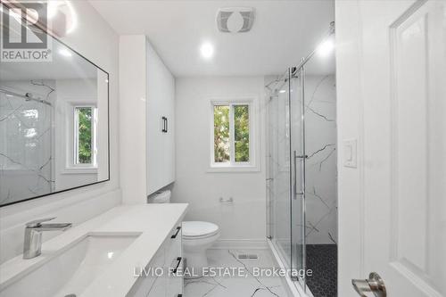 4002 Brandon Gate Drive, Mississauga, ON - Indoor Photo Showing Bathroom