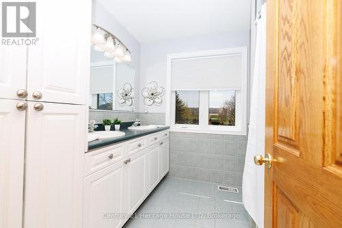 2nd Full Bath - 6 Jacob'S Landing, Grimsby (Grimsby Beach), ON 