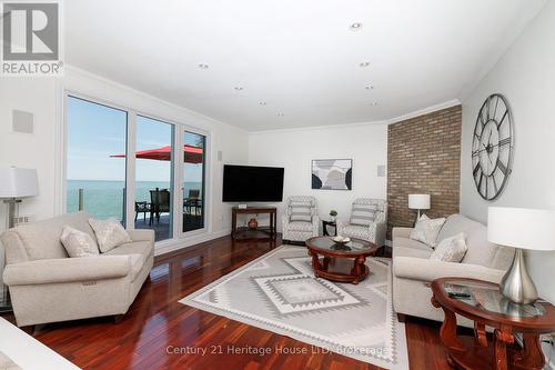 Sunken living room with lake views - 6 Jacob'S Landing, Grimsby (Grimsby Beach), ON 