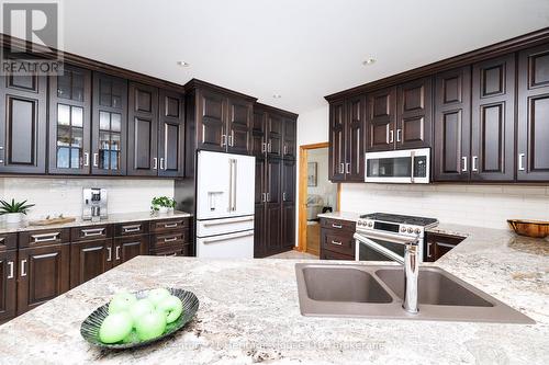 Large eat in kitchen with granite - 6 Jacob'S Landing, Grimsby (Grimsby Beach), ON 