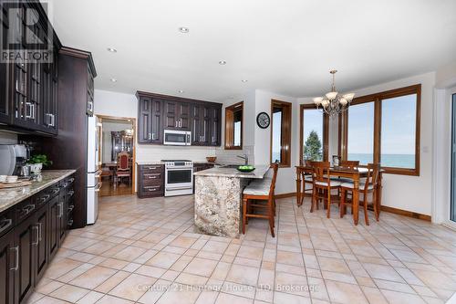 Large eat in kitchen with granite - 6 Jacob'S Landing, Grimsby (Grimsby Beach), ON 