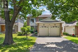 38 PEBBLE CREEK CRESCENT  Ottawa, ON K2M 2L4