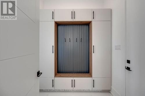 Mud Room With Plenty Of Storage - 310 Tuck Drive, Burlington (Shoreacres), ON 