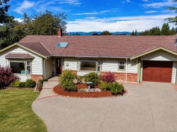 860 Falaise Cres Saanich, BC V8Y 1A1