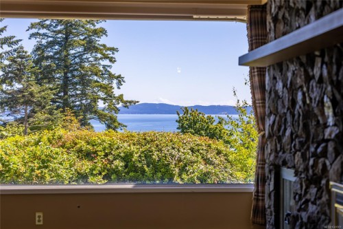 4916 Lochside Dr, Saanich, BC 