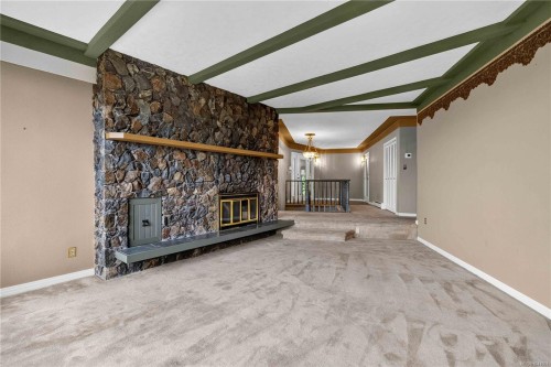 4916 Lochside Dr, Saanich, BC 