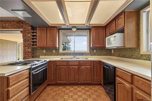 4916 Lochside Dr, Saanich, BC 