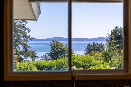 4916 Lochside Dr, Saanich, BC 