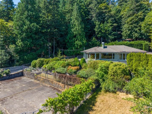 4916 Lochside Dr, Saanich, BC 