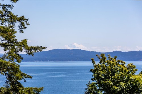 4916 Lochside Dr, Saanich, BC 