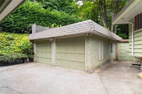 4916 Lochside Dr, Saanich, BC 