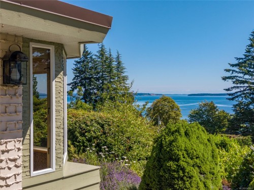 4916 Lochside Dr, Saanich, BC 