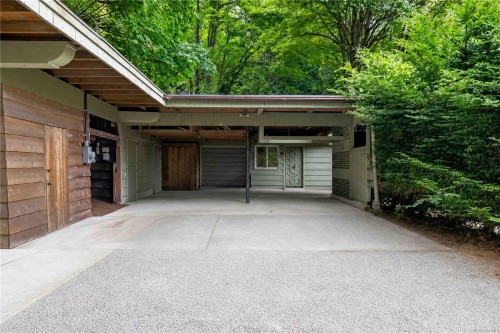 4916 Lochside Dr, Saanich, BC 