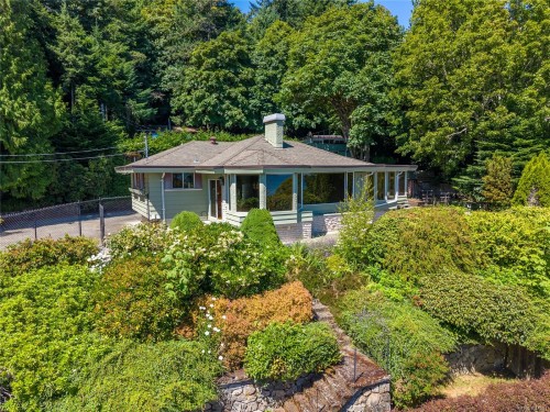 4916 Lochside Dr, Saanich, BC 