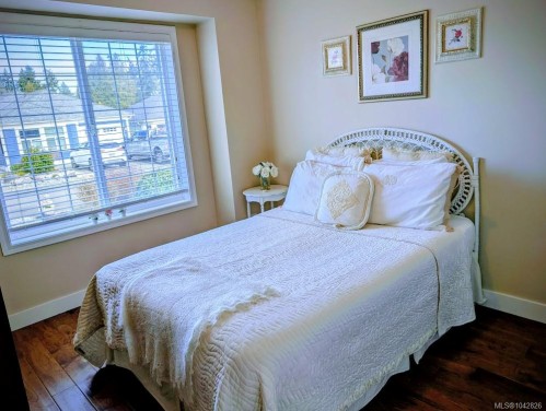 1307 Oceanside Dr, Qualicum Beach, BC 