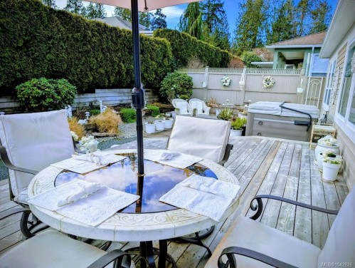 1307 Oceanside Dr, Qualicum Beach, BC 