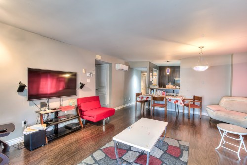 Salon - 5272 Av. Eliot, Laval (Chomedey), QC 