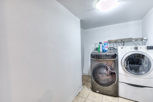 Salle de lavage - 5272 Av. Eliot, Laval (Chomedey), QC 
