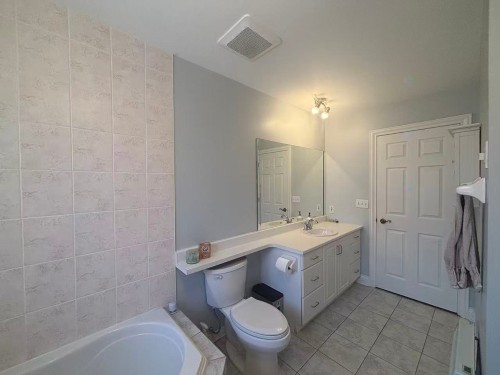Bathroom - 6792 Rue Marie-Guyart, Montréal (Lasalle), QC - Indoor Photo Showing Bathroom