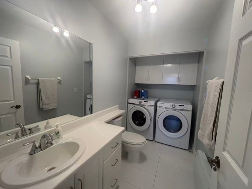 Bathroom - 6792 Rue Marie-Guyart, Montréal (Lasalle), QC - Indoor Photo Showing Laundry Room