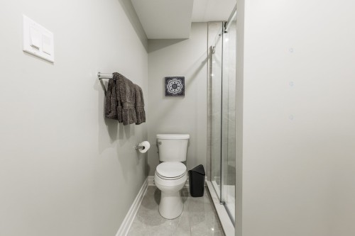 Bathroom - 122 Av. St-Louis, Beaconsfield, QC 