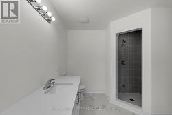 Illustrative photos of the same model - 