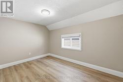 Bedroom in middle of 2nd floor - 