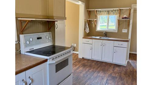 6195 & Lot 1 Cartwright Street, Wardner, BC - Indoor Photo Showing Kitchen